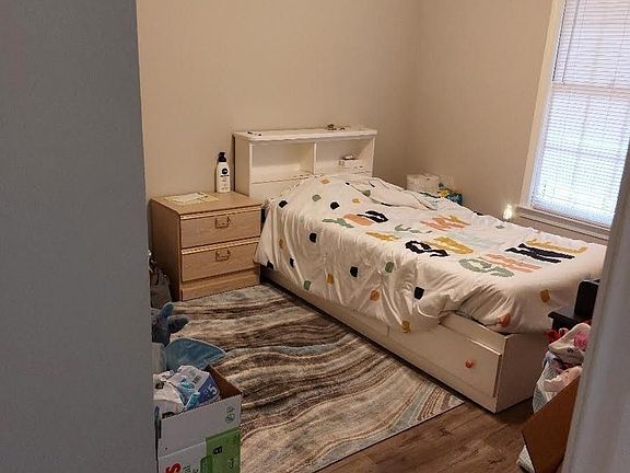 4th image of 819 Bedford Park
