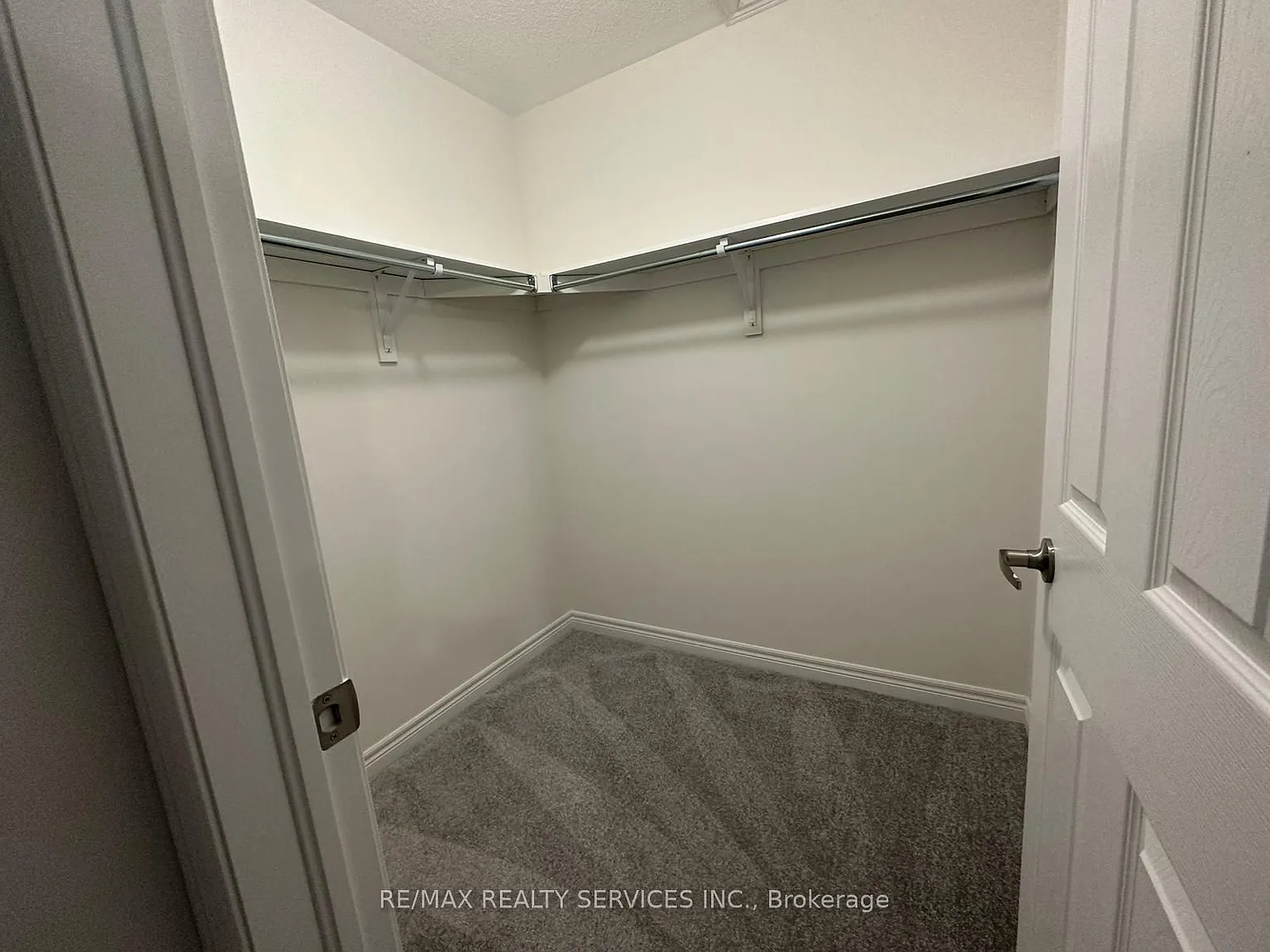3 bed, $2,990 — Photo 4