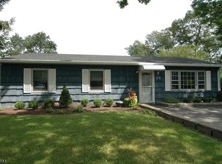 35 Shawnee Rd, Hopatcong, NJ 07843