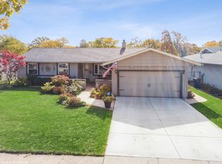 225 Parkchester Rd, Elk Grove Village, IL 60007