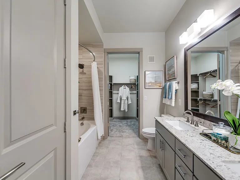 Alexan 5151 — Photo 24