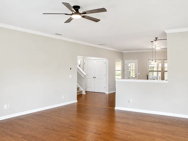 104 Isabella Ct — Photo 2