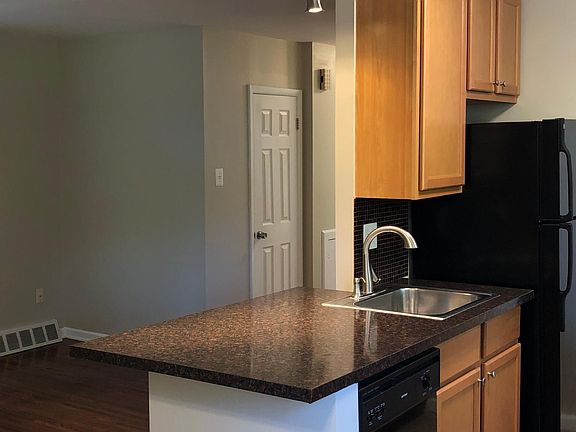 5th image of 644 Green Ln Floor 1