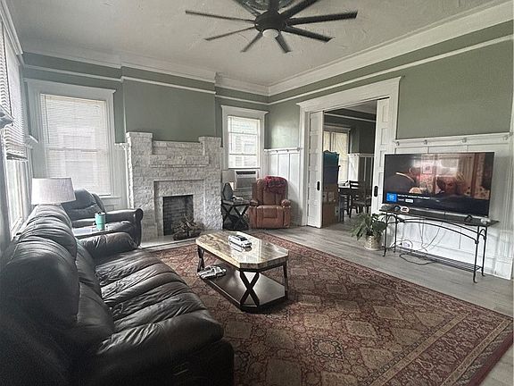 2nd image of 909 Gilmore St