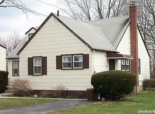 198 Sylvester St, Westbury, NY 11590