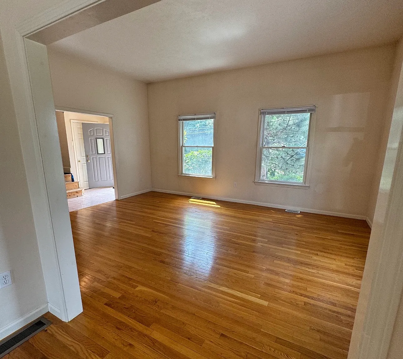 4 bed, 2325 sqft, $4,000 — Photo 3