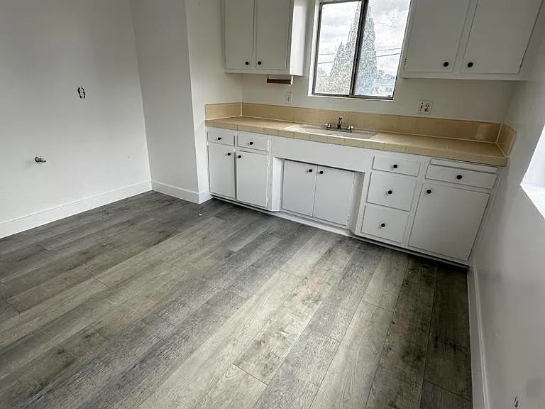 1650 W 209th St #6 — Photo 2