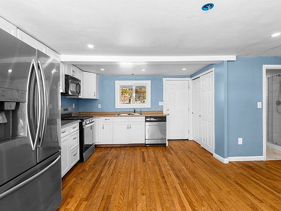 5th image of 192 E Spring St