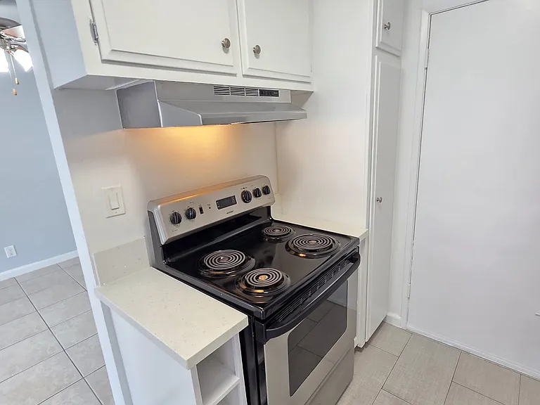 200 S Occidental — Photo 12