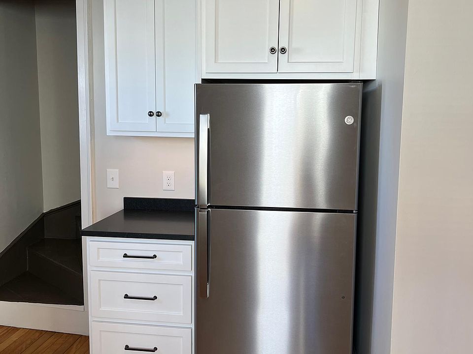 Kitchen- plenty of drawers and cabinets