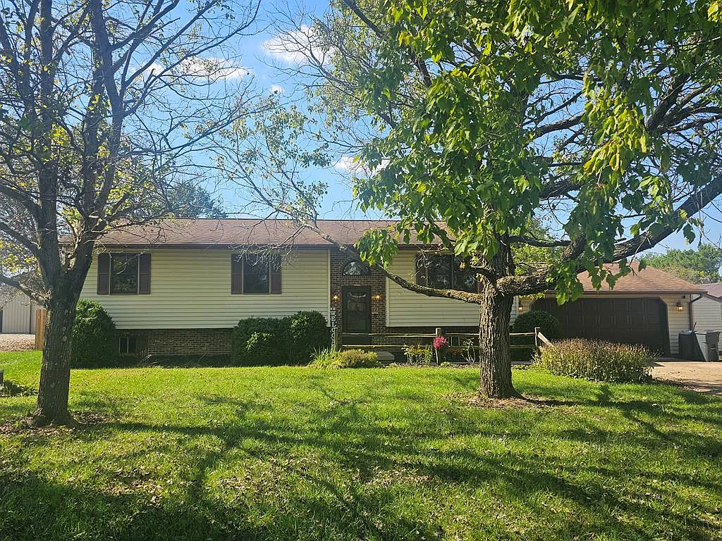 263 Queen Dr photo 1