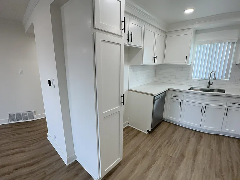 Devington Apartments — Photo 24