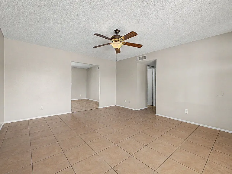 2521 N 49th Ave — Photo 10