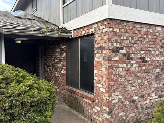 2nd image of 6119-6123 N Addison Ct