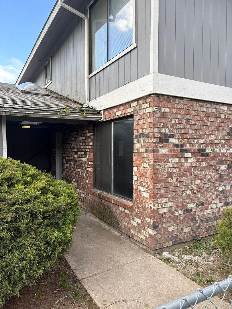 Building Photo - 6119-6123 N Addison Ct