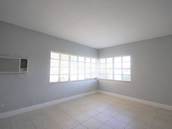 5th image of 7633 Dickens Ave #One