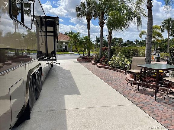 3rd image of 455 NW Foursome Ln