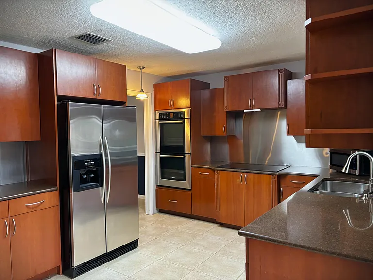 202 SW Crescent Ave — Photo 4