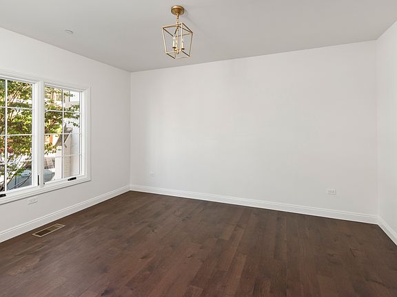 4th image of 2605 N Beachwood Dr