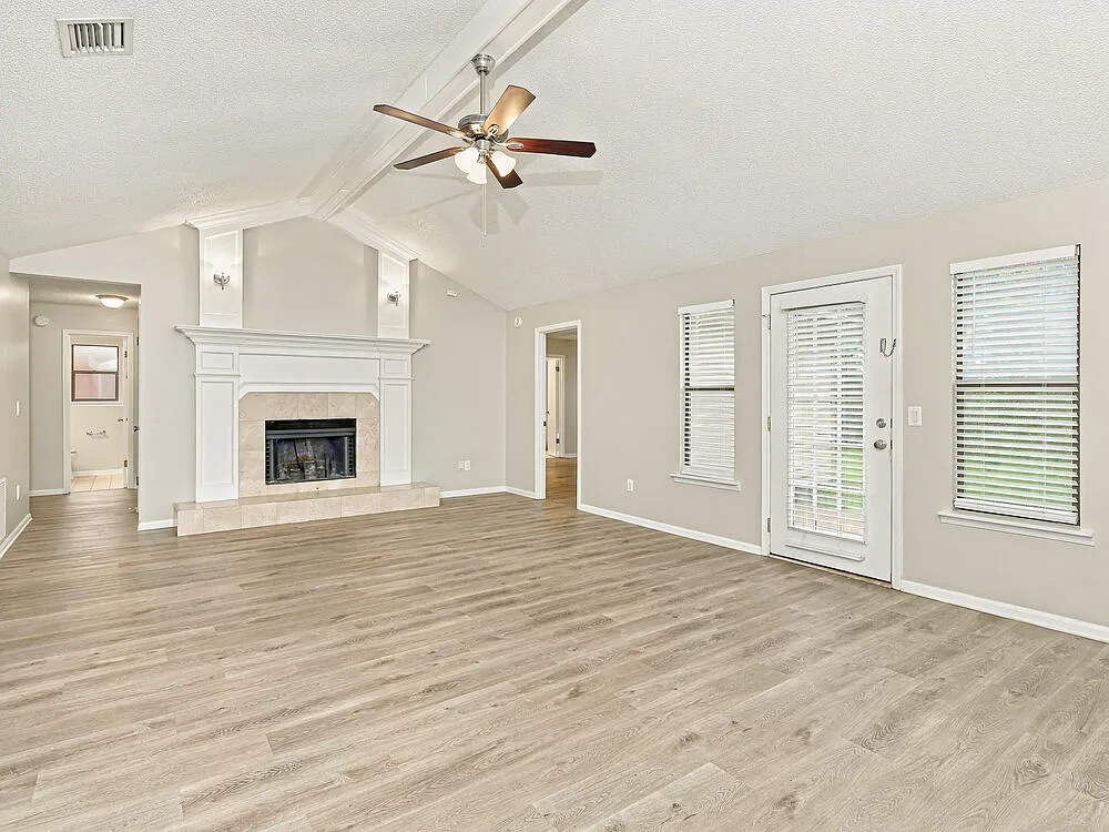 4 bed, 2.0 bath, 2124 sqft, $2,715 — Photo 3
