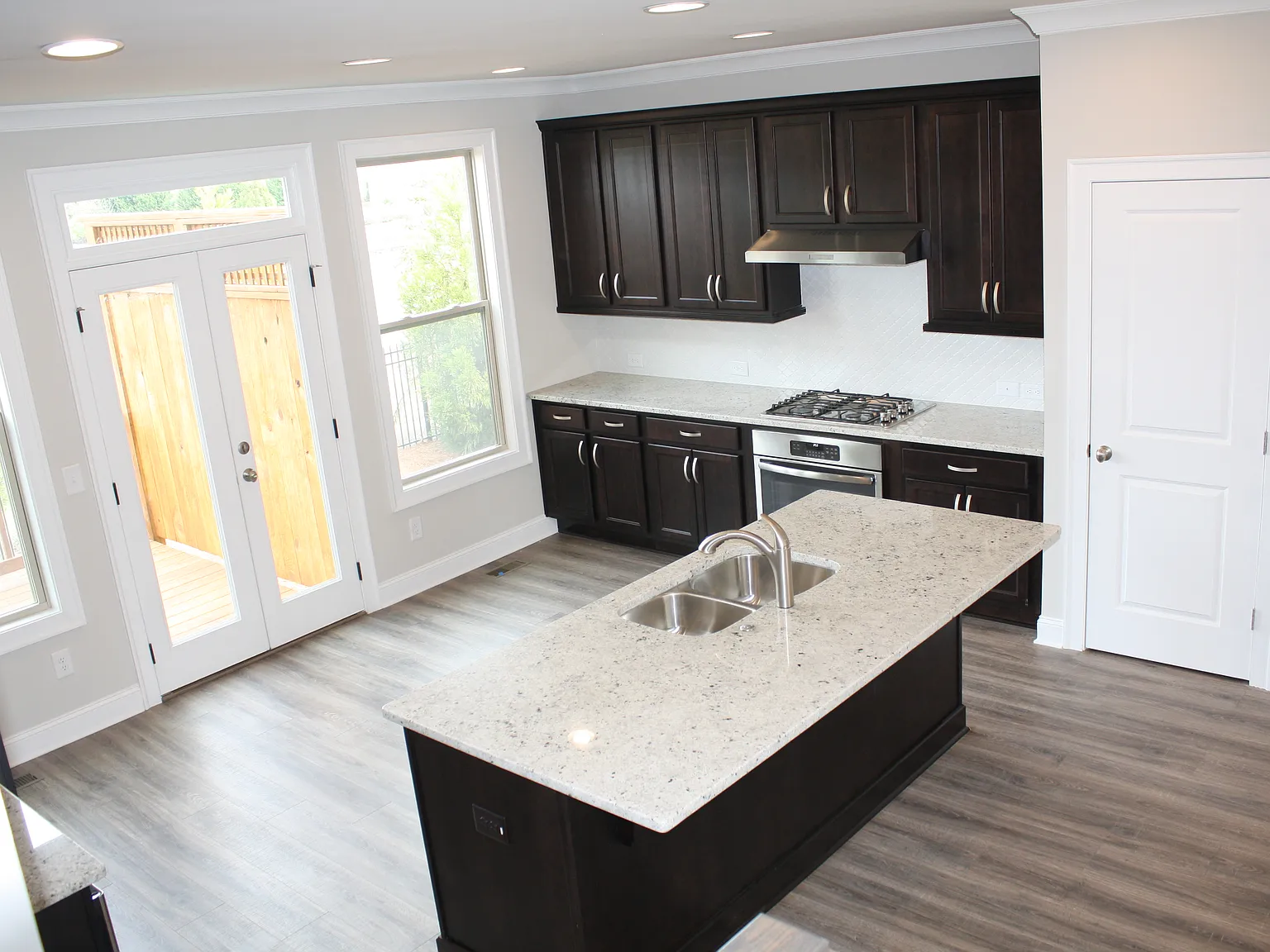 4 bed, 3.5 bath, 2400 sqft, $2,995 — Photo 2