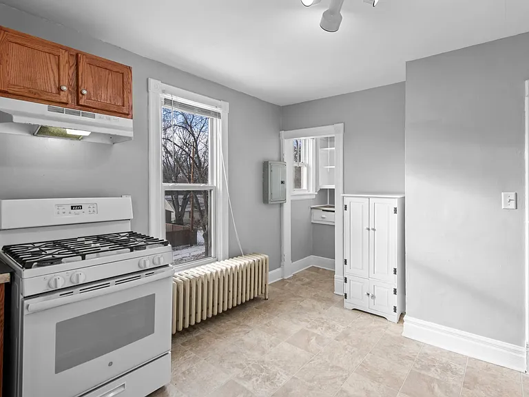 Hyacinth Ave E — Photo 9