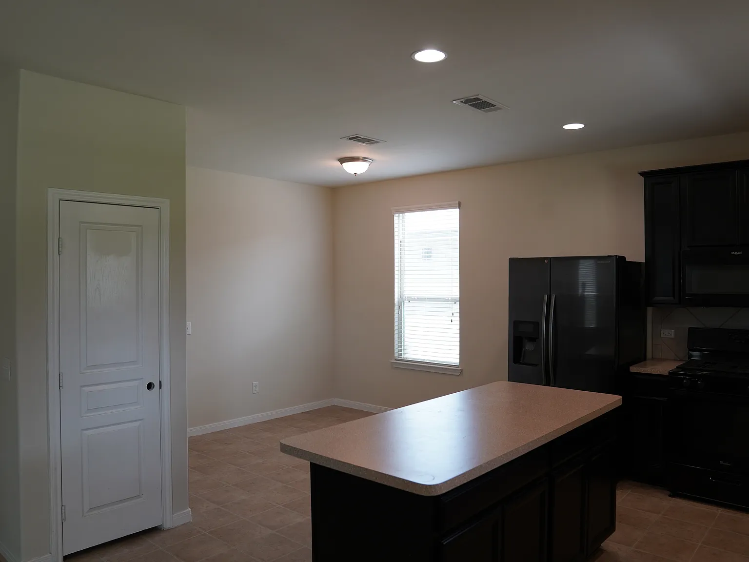 3 bed, 2.5 bath, 1620 sqft, $2,000 — Photo 4