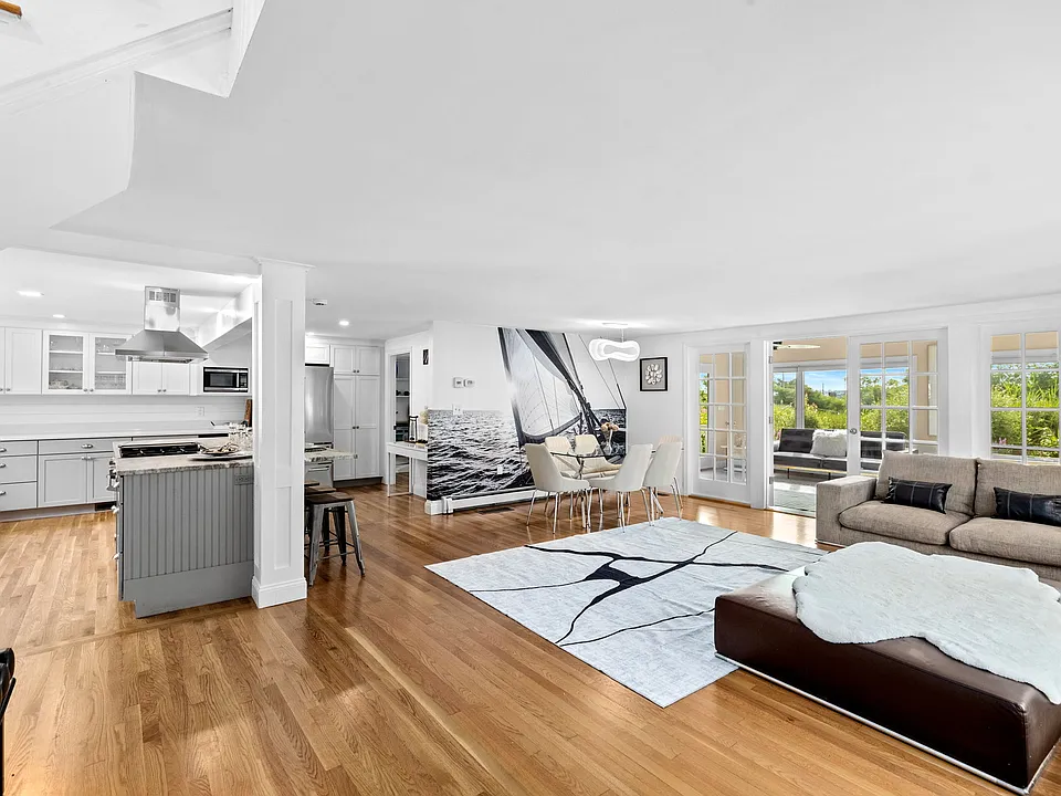 OPen concept of the living room to the kitchen