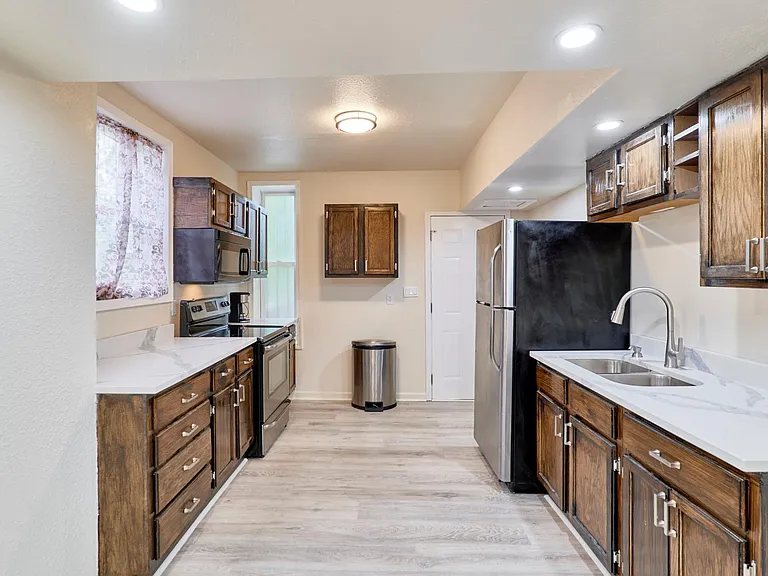 1421 N Park Pl — Photo 15