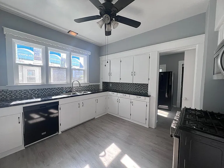 1242 Wealthy St SE — Photo 9