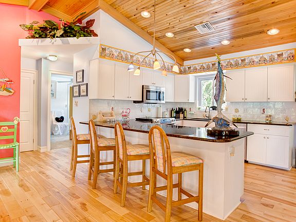 Kitchen & Breakfast Bar