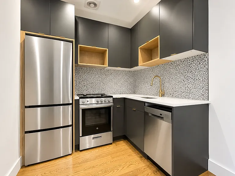 220 Hawthorne St #5R — Photo 2