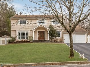 12 Willow Ln, Kings Park, NY 11754