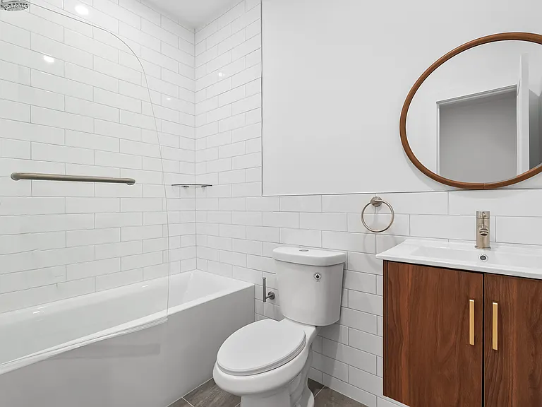 442 W Queen Ln #2 — Photo 5