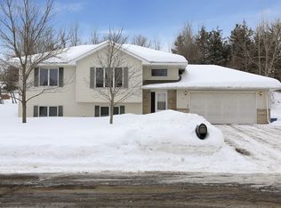 905 Deer Creek Pkwy, Belle Plaine, MN 56011