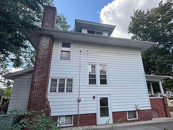 3rd image of 1233 N Kellogg St