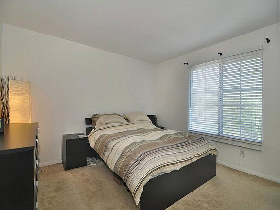 5th image of 5500 Owensmouth Ave APT 325