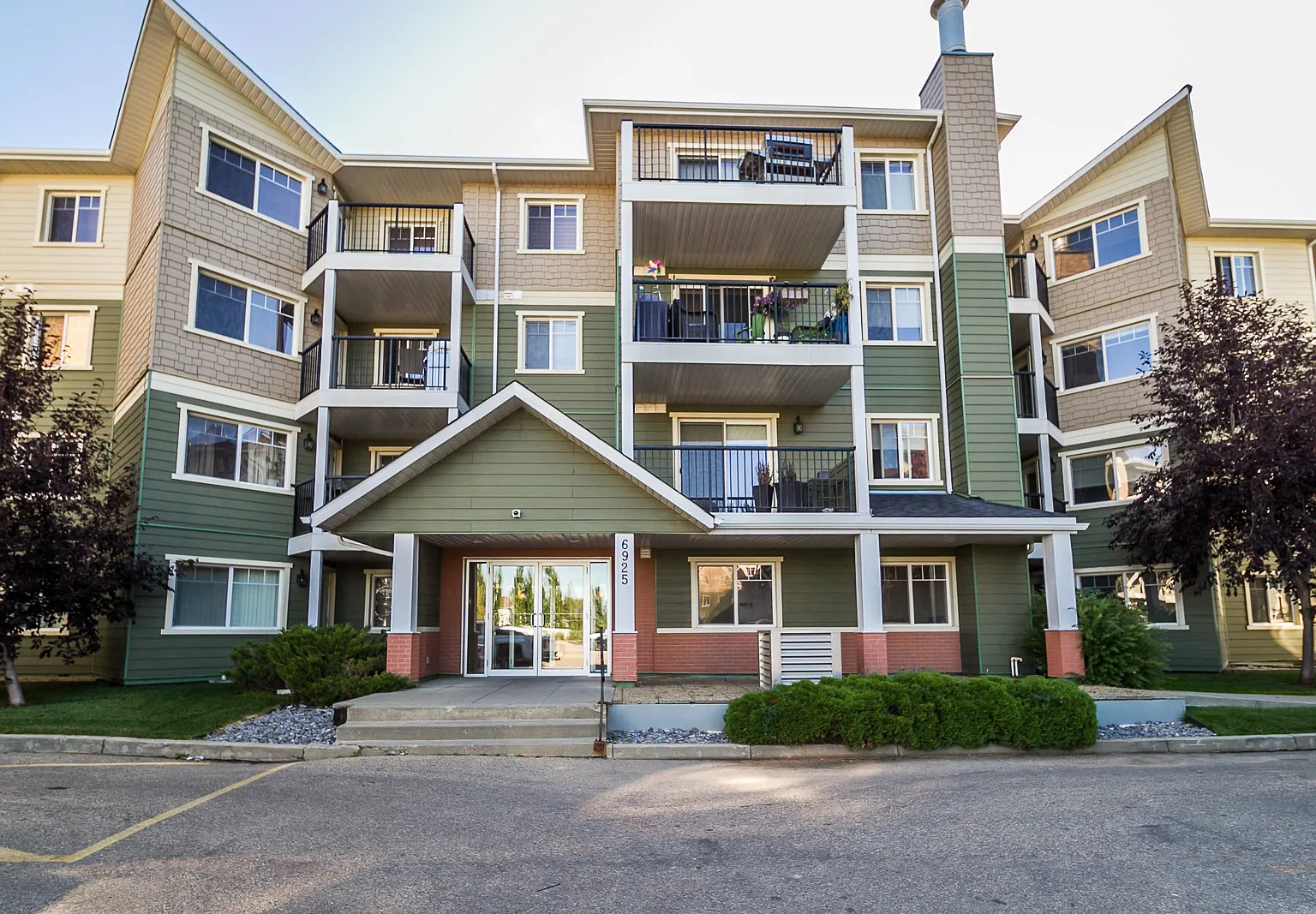 (PN 972) Stunning 2-Bedroom Condo with New Upgrades & Underground Parking — Photo 1
