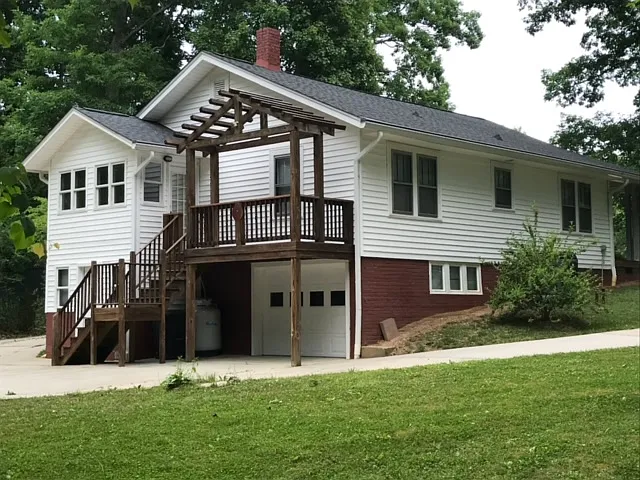189 Holbrook Rd — Photo 2