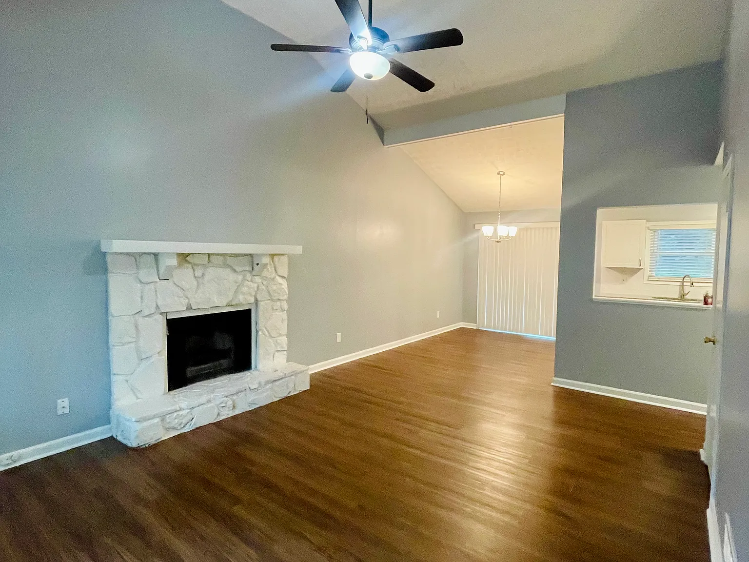 3 bed, 1054 sqft, $2,090 — Photo 1