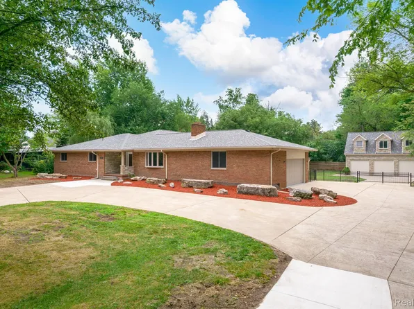 10071 Riverview Ct, Grosse Ile, MI 48138