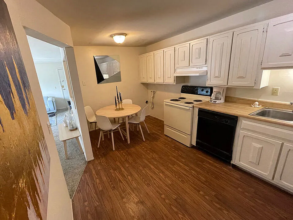 Breckenridge Apartments — Photo 4