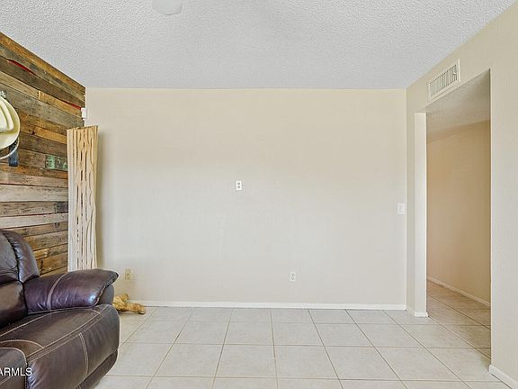 3rd image of 132 W HILLVIEW Street