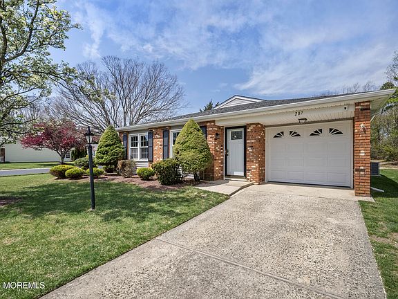 4th image of 207 Lions Head Boulevard S