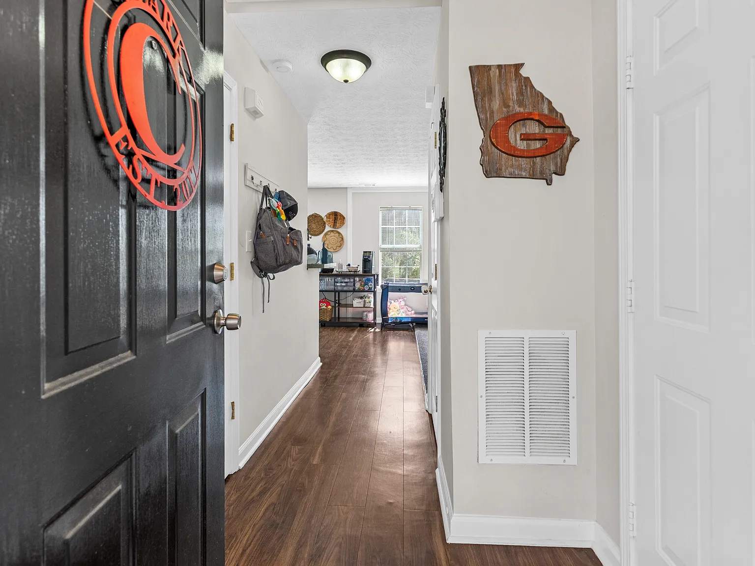 3 bed, 2.5 bath, 1834 sqft, $2,500 — Photo 2