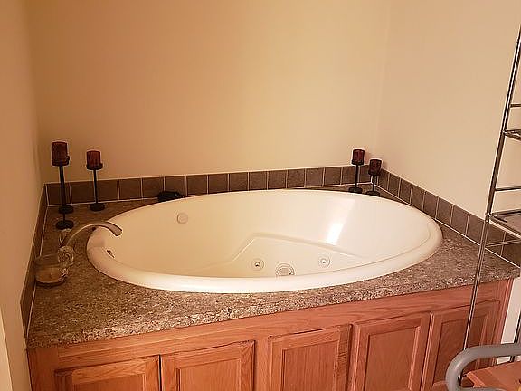 jacuzzi tub in master bath