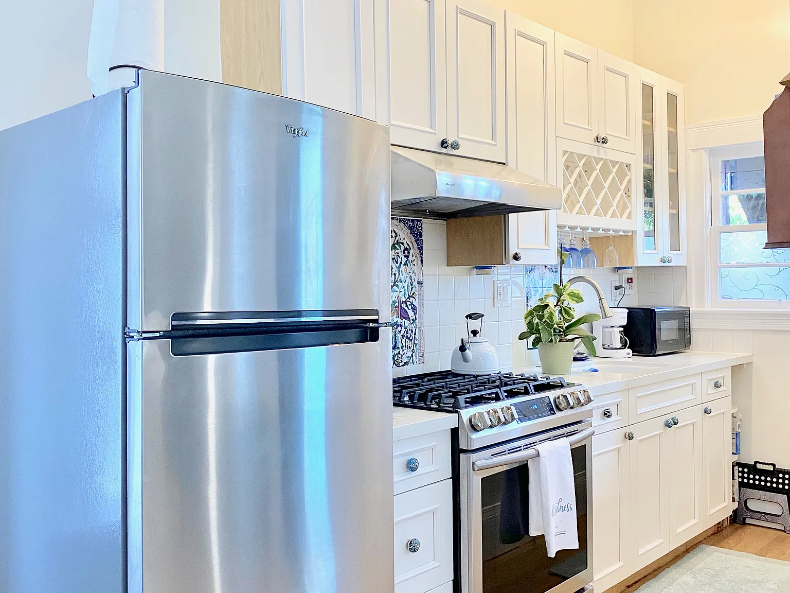 2 bed, 650 sqft, $2,200 — Photo 2