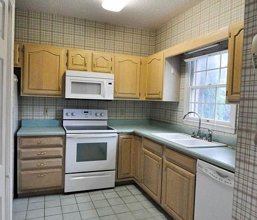 3rd image of 1105 E 8th Ave APT 3