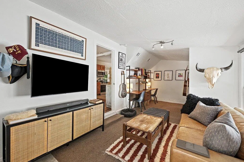 2 bed, 1.0 bath, 907 sqft, $2,750 — Photo 2