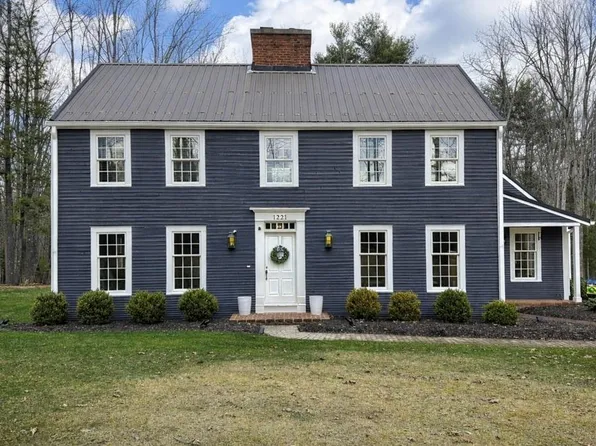 1221 Lake Dr, Daniels, WV 25832